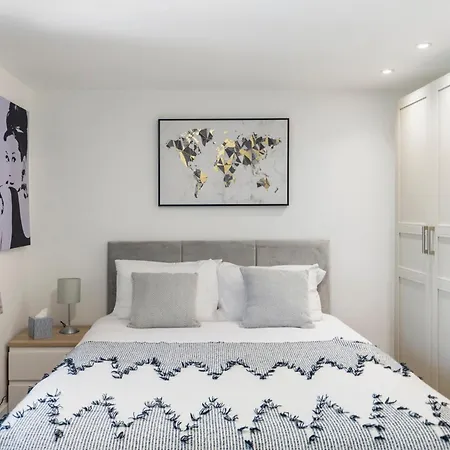 Bespoke Studio 23 Min - C London Private Bathrroom Shared Kitchen 3